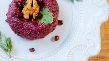 Pkhali geleneksel Gürcü yemekleri. Mor renk için pancar kullanılır. Ceviz süsleme için kullanılır..