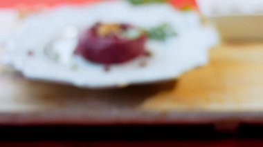 Pkhali geleneksel Gürcü yemekleri. Mor renk için pancar kullanılır. Ceviz süsleme için kullanılır..