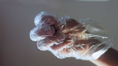 Tepeden tırnağa nar tohumları atıyorum..