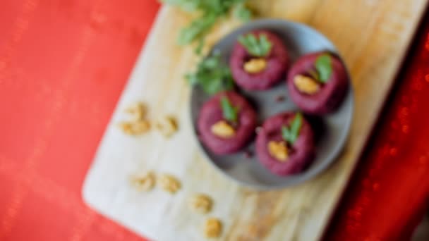 Pkhali伝統的なグルジア料理 ビートルートは紫色に使われます クルミは装飾に使用されます — ストック動画