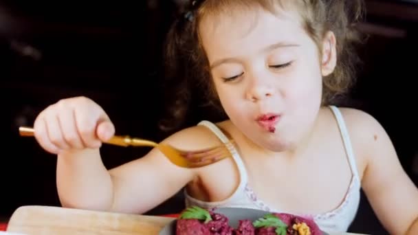 Das Mädchen Schmeckt Pkhali Pkhali Traditionelle Georgische Küche Rote Bete — Stockvideo