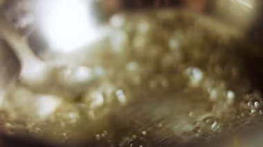 Karamel kaynama işlemi. Bir kaşıkla karıştır