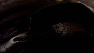 Kadın ayı şeklinde bir yumurta pişiriyor..