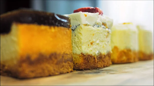 Τέσσερα Είδη Cheesecake Που Διοργανώνονται Στη Σειρά Slider Και Μακροεντολή — Φωτογραφία Αρχείου