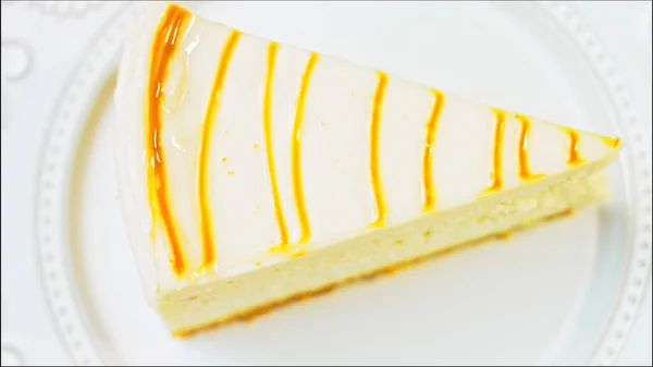 Aşçı Çatalı Masaya Koyar Retro Tabakta Karamel Peynirli Kek Altın — Stok fotoğraf