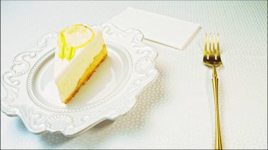 Retro tabakta limonlu cheesecake. Altın çatal ve bıçak kullan. Altın oran bileşimi.