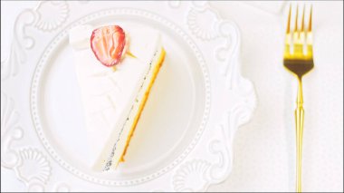 Retro tabakta çilekli panna cotta cheesecake. Altın çatal ve bıçak kullan. Altın oran bileşimi. Makro ve kaydırıcı.