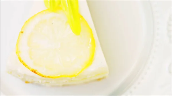 Zitronenkäsekuchen Auf Einem Retro Teller Verwenden Sie Eine Goldgabel Und — Stockfoto