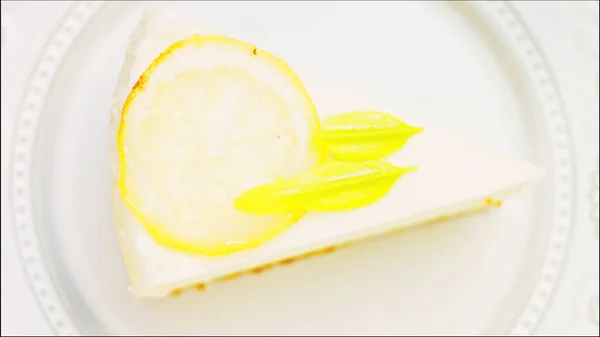 柠檬芝士蛋糕在复古盘上 用金叉和刀 黄金比例构成 — 图库照片