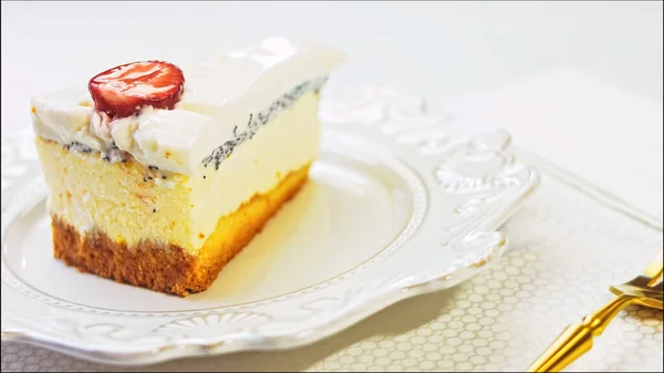 Panna Cotta Cheesecake Φράουλες Ρετρό Πιάτο Χρησιμοποίησε Ένα Χρυσό Πιρούνι — Φωτογραφία Αρχείου