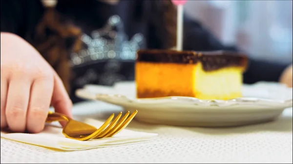 Retro Tabakta Cheesecake Tiramisu Altın Çatal Bıçak Kullan Kız Bir — Stok fotoğraf