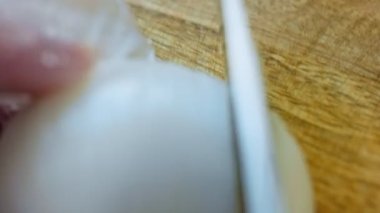 Soğanı bıçakla kes. Bıçağın hareketiyle eş zamanlı çekim.