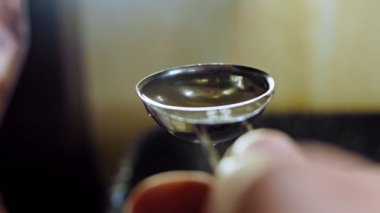 Tavaya bir kaşık yağ koy..