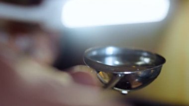 Tavaya bir kaşık yağ koy..