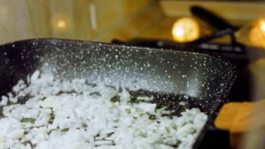 Soğanı kızartma tavasına bastır, sürgülü kepenk..