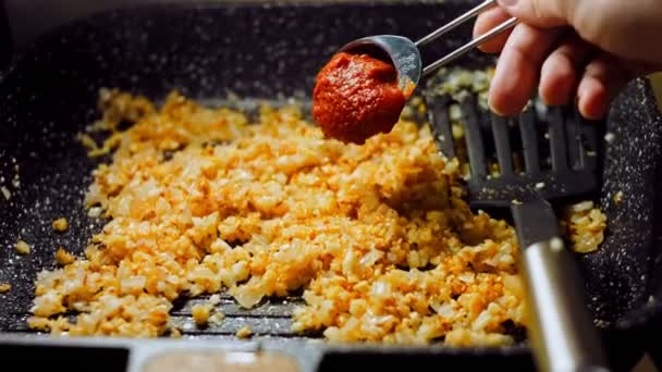 在格鲁吉亚菜中煎鸡蛋 手毛球 锅里放着西红柿的鸡蛋 — 图库视频影像