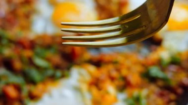 Altın çatallı chirbuli tadı, makro. Gürcistan mutfağında kızarmış yumurta, chirbuli. Tavada domatesli yumurta..