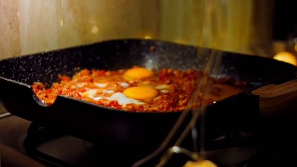 Gefrituurde Eieren Georgische Keuken Chirbuli Eieren Met Pan Gestoomde Tomaten — Stockvideo