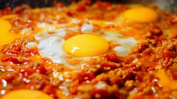 조지아 요리에 달걀을 뚜껑을 덮는다 조지아 요리에서 귀뚜라미 프라이팬에 토마토를 — 비디오