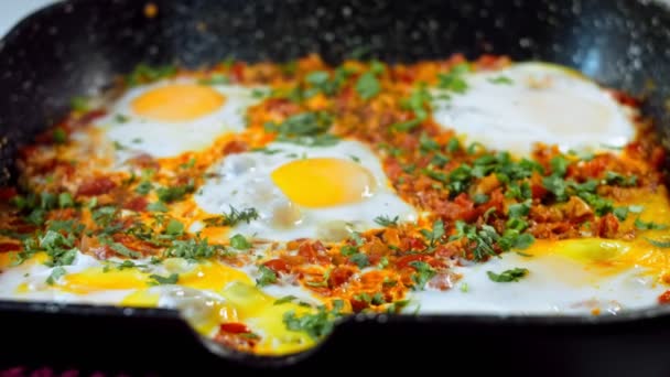 Gefrituurde Eieren Georgische Keuken Chirbuli Eieren Met Pan Gestoomde Tomaten — Stockvideo