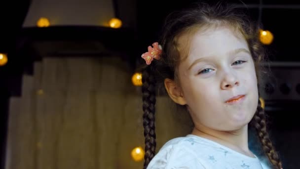 Das Mädchen Probiert Fröhlich Chirbuli Gebratene Eier Der Georgischen Küche — Stockvideo