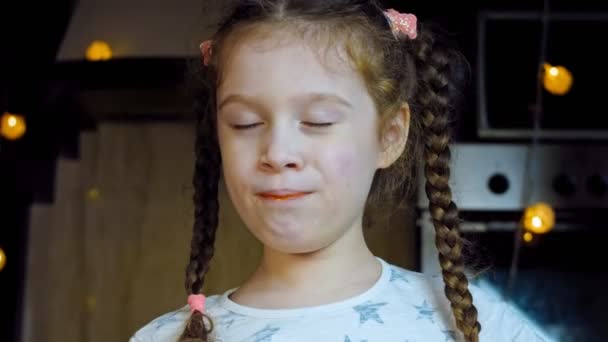 女の子は喜んでチャーブリを試飲しています ジョージア料理の目玉焼き チャーブリ 鍋にトマト蒸し卵 — ストック動画