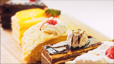 Eski usul bir pasta tepsisinde bir sürü pasta dilimi. Kaydırıcı ve makro atış.