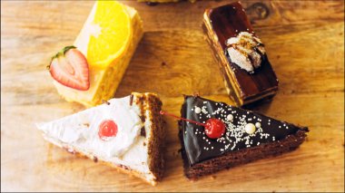 Eski usul bir pasta tepsisinde bir sürü pasta dilimi. Kaypak ve makro atış. Piramit bileşimi.