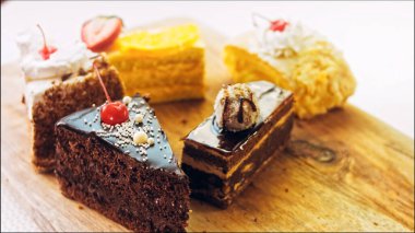 Eski usul bir pasta tepsisinde bir sürü pasta dilimi. Kaypak ve makro atış. Piramit bileşimi.