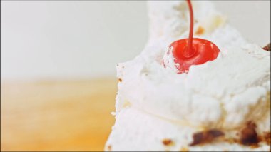 Pandesip keki evde hazırlandı. Makro ve kaydırma atışı. Pasta jöleli kiraz..