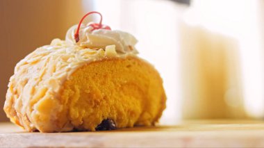 Retro yemek tepsisinde böğürtlenlerle yuvarlan. Makro ve kaydırma atışı. Pastanın üzerinde reçel var..