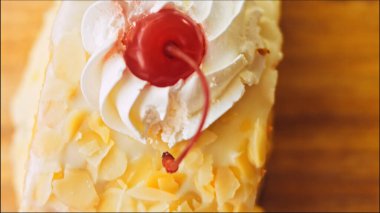 Retro yemek tepsisinde böğürtlenlerle yuvarlan. Makro ve kaydırma atışı. Pastanın üzerinde reçel var..