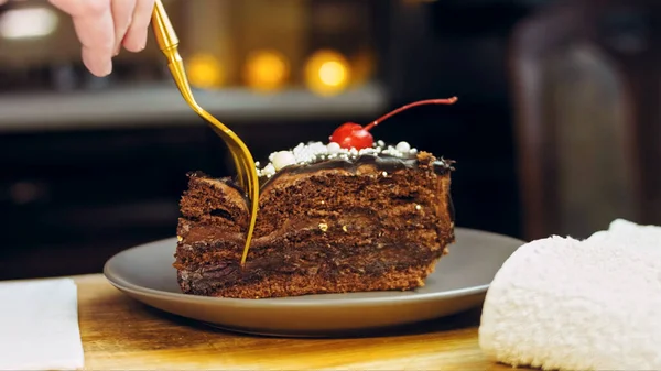 樱桃和巧克力蛋糕在复古烤盘上 蛋糕上饰有典雅风格的珠子 厨师在金叉上放了一块蛋糕 — 图库照片