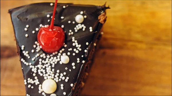 樱桃和巧克力蛋糕在复古烤盘上 蛋糕上饰有典雅风格的珠子 宏观和滑块射击 — 图库照片
