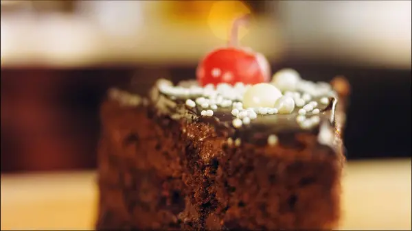 Kirsch Und Schokoladenkuchen Auf Einem Retro Backblech Die Torte Ist — Stockfoto