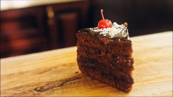 체리와 초콜릿 케이크를 트레이 케이크는우아 스타일의 로장식되어 있습니다 매크로와 슬라이더 — 스톡 사진