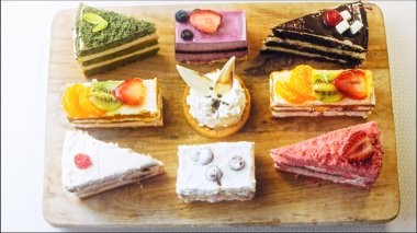 Farklı pastaların retro-stil pişirme tepsisi üzerinde. Kaydırıcı ve makro atış.