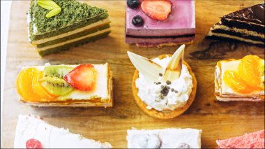 Farklı pastaların retro-stil pişirme tepsisi üzerinde. Kaydırıcı ve makro atış.