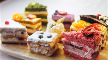 Farklı pastaların retro-stil pişirme tepsisi üzerinde. Kaydırıcı ve makro atış.