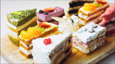 Farklı pastaların retro-stil pişirme tepsisi üzerinde. Kaydırıcı ve makro atış.