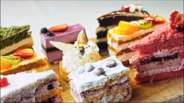 Farklı pastaların retro-stil pişirme tepsisi üzerinde. Kaydırıcı ve makro atış.