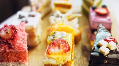 Farklı pastaların retro-stil pişirme tepsisi üzerinde. Kaydırıcı ve makro atış.