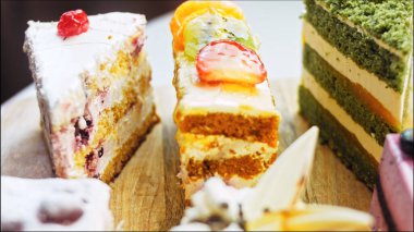 Farklı pastaların retro-stil pişirme tepsisi üzerinde. Kaydırıcı ve makro atış.