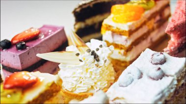 Farklı pastaların retro-stil pişirme tepsisi üzerinde. Kaydırıcı ve makro atış.