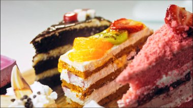 Farklı pastaların retro-stil pişirme tepsisi üzerinde. Kaydırıcı ve makro atış.