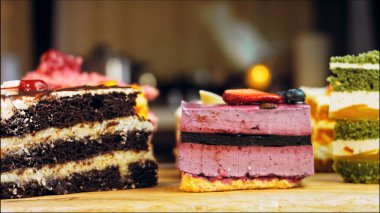 Farklı pastaların retro-stil pişirme tepsisi üzerinde. Kaydırıcı ve makro atış.