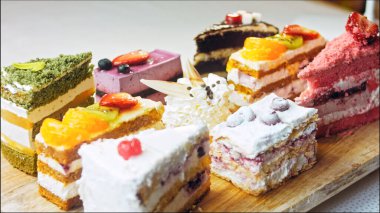 Farklı pastaların retro-stil pişirme tepsisi üzerinde. Kaydırıcı ve makro atış.