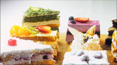 Farklı pastaların retro-stil pişirme tepsisi üzerinde. Kaydırıcı ve makro atış.