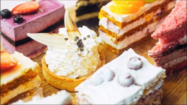 Farklı pastaların retro-stil pişirme tepsisi üzerinde. Kaydırıcı ve makro atış.