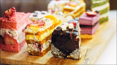 Farklı pastaların retro-stil pişirme tepsisi üzerinde. Kaydırıcı ve makro atış.